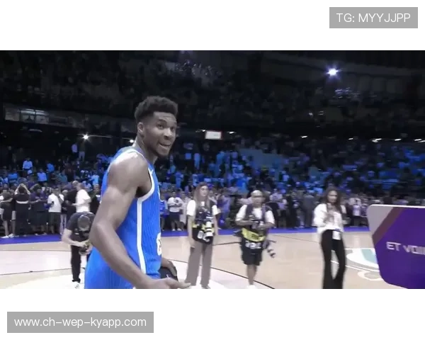 字母哥参与社区歌唱晚会，被发现隐藏歌喉